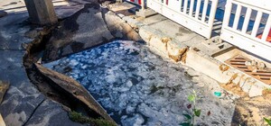 Шла по тротуару: в Днепре студентка упала в яму с водой