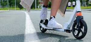 Упала перед мэрией: на Думской площади девушка на самокате не вписалась в поворот