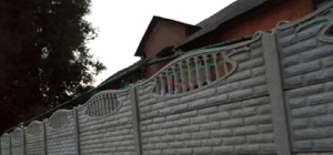 Придумали: в Днепре часть многоквартирного дома оградили забором