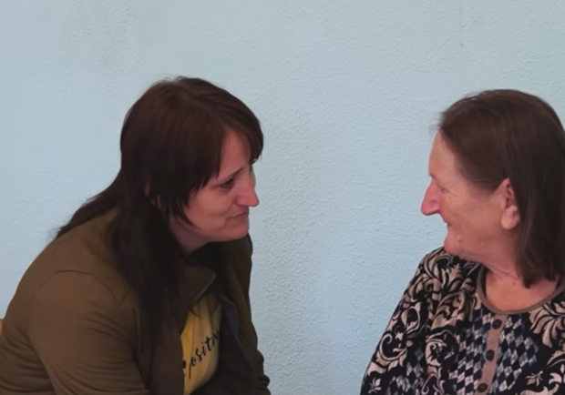 До слез: как одесситка нашла свою мать спустя 21 год. Скриншот из видео "УСИ"