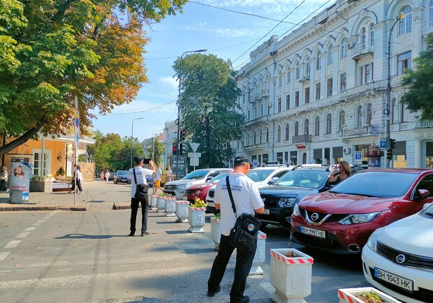 Одесситы нашли в центре новую "парковку": посыпались штрафы. Фото: Иван Бошку