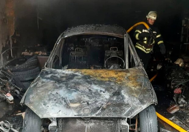 Клубы дыма на полрайона: в Одессе сгорел гараж с автомобилем. Фото: ГСЧС
