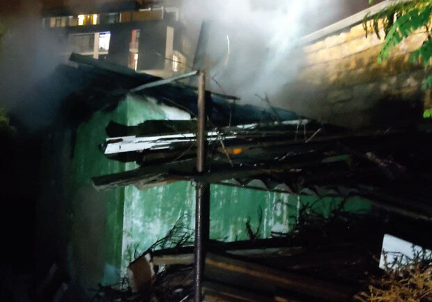 На Леваневского загорелась пристройка частного дома. Фото: пресс-службы ГСЧС