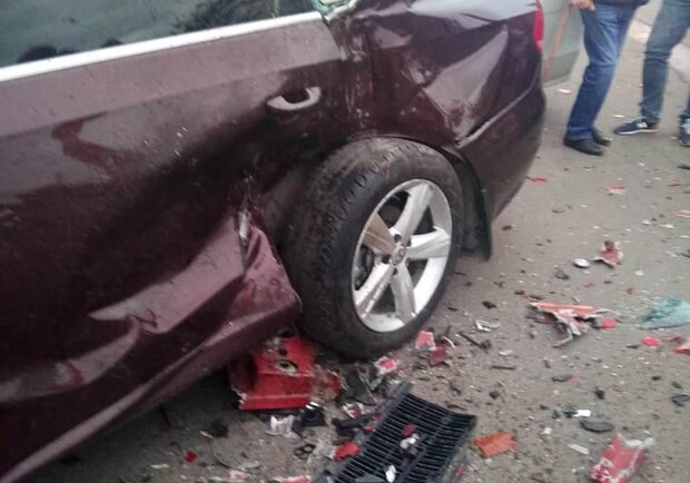 Шесть разбитых авто на парковке: как подросток из Черноморска пытался угнать машину матери. Фото полиции