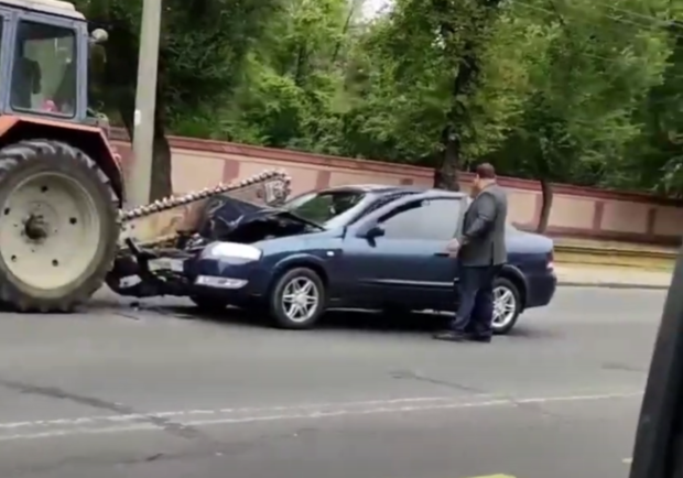 Ужас наяву: в Одессе машина попала под пилу трактора. Скриншот из видео
