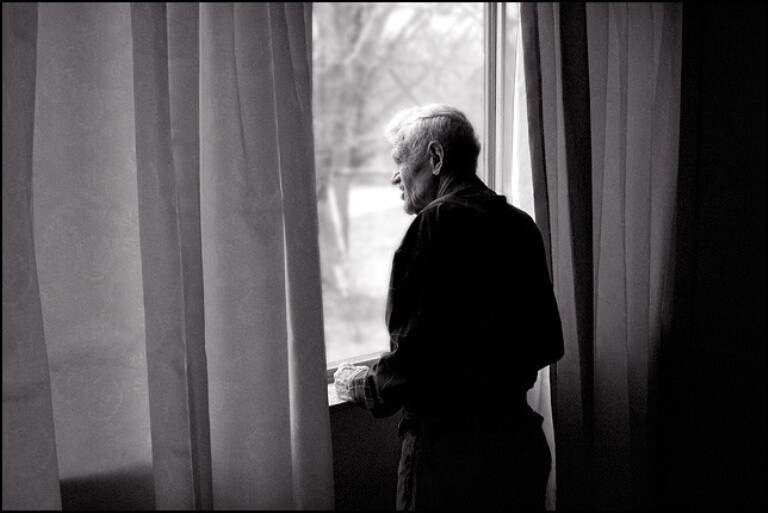 Случайность или суицид: на поселке Котовского из окна выпал пожилой мужчина - фото