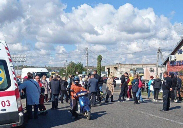 Против "дистанционки": родители, учителя и дети перекрыли трассу Одесса – Кишинев. Фото: "Думская"