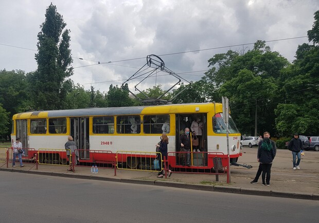 Удачная парковка: одесские полицейские заблокировали проезд трамвая