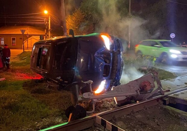 Влетел в шлагбаум и перевернулся: на Тираспольском шоссе случилась авария. Фото полиции