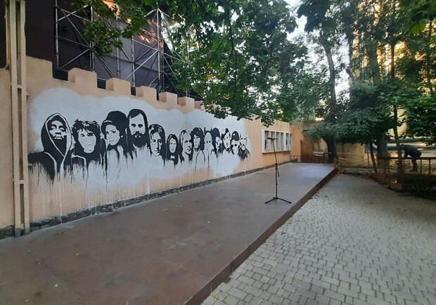 Полюбуйся новым стрит-артом: в Одессе появилась стена рок-н-ролла. Фото: Дмитрий Шпинарев