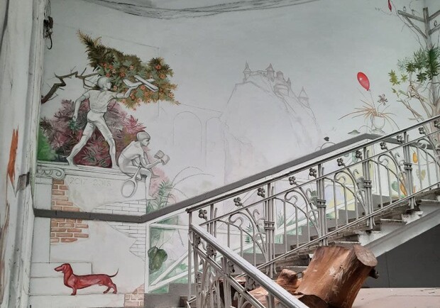 С росписью и тайными знаками: как выглядит парадная дома в Одессе, где жила Кира Муратова. Фото Марины Повертайло