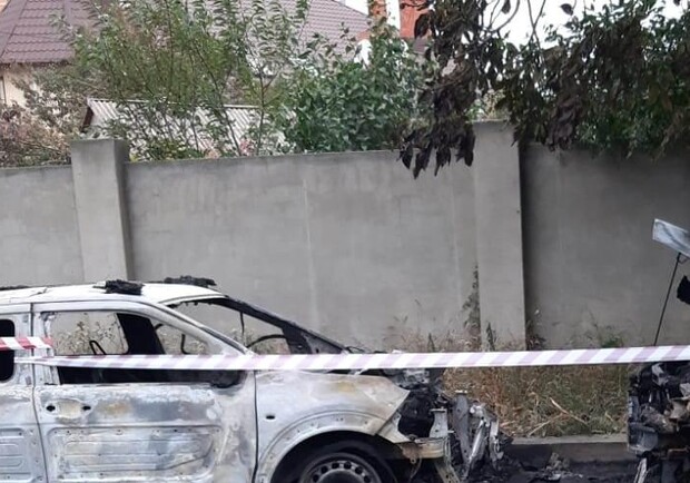 Поджог: на Жаботинского горели два автомобиля. Фото: Нацполиция области