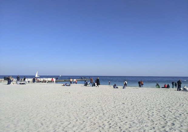 Солнечный денек: одесситы массово выбрались на побережье. Фото: Анна Веретенникова