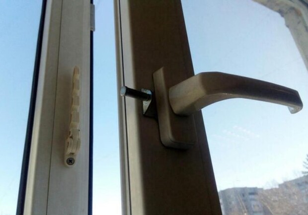 Выпал из окна: на поселке Котовского произошел очередной суицид  - фото
