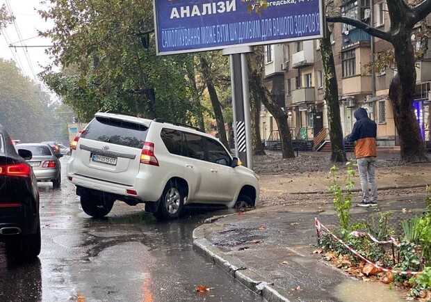 ЧП на Сегедской: машина попала в яму сразу после ремонта дороги. Фото очевидцев