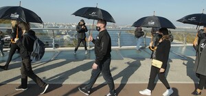 В черной одежде под черными зонтиками: в Киеве прошла акция против торговли людьми