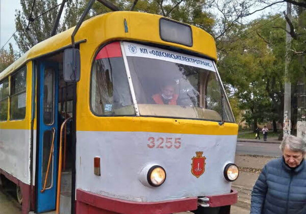 На поселке Котовского бабушка выпала из трамвая: от нее попытались откупиться