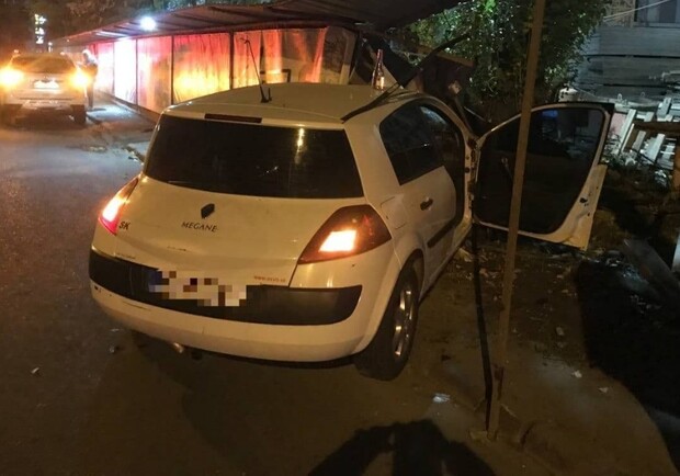 Ночью на Приморской авто влетело в забор: пострадал пассажир. Фото пресс-службы Нацполиции