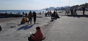 В Одессе снова лето: отдыхающие заполонили пляж 