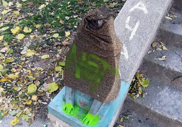 Очередной акт вандализма: коту-сфинксу на Военном спуске сбили голову. Фото: topor.od.ua