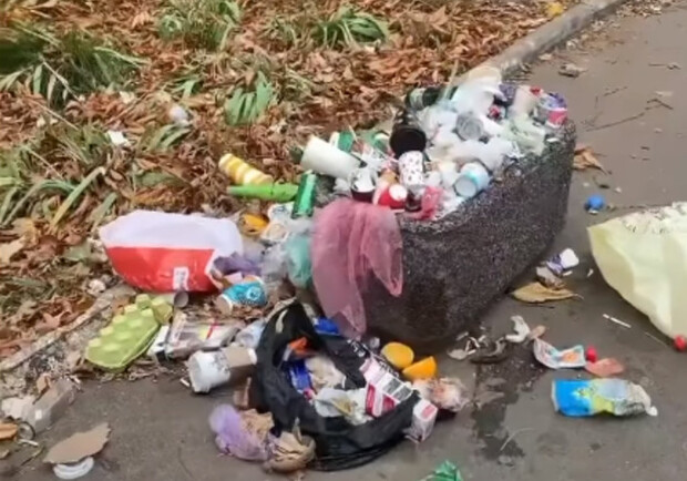 Свалки прямо на тротуарах: в Аркадии "забывают" вывозить мусор. Скриншот из видео телеграм-канала "Одесса Сейчас"
