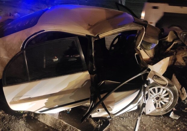На Грушевского произошла сокрушительная авария: автомобиль влетел в столб. Фото пресс-службы Патрульной полиции Одесской области