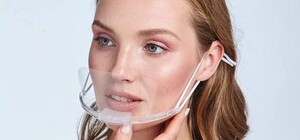 Никого не защищают: пластиковые маски у официантов признали бесполезными