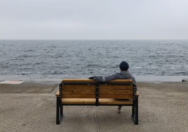 С видом на море: одессит изготовил и установил на "Ланжероне" лавочку. Фото: instagram.com/resheta_aleksandr