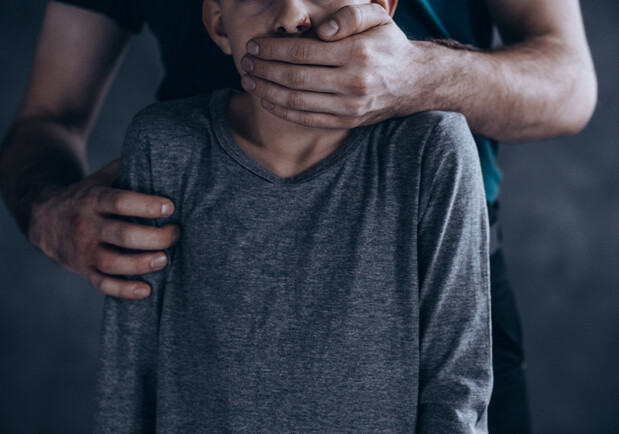Изнасиловал 13 мальчиков: 70-летнему педофилу из Южного грозит пожизненное. Фото: depositphotos.com