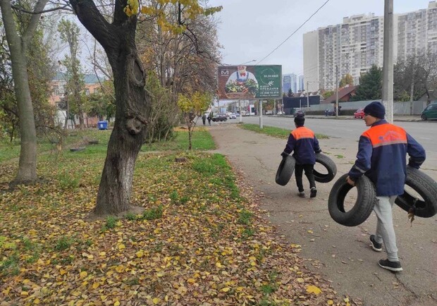 Вызывают онкологию и вредят экосистеме: с одесских улиц убирают шины-клумбы. Фото: t.me/ZKH_Odessa