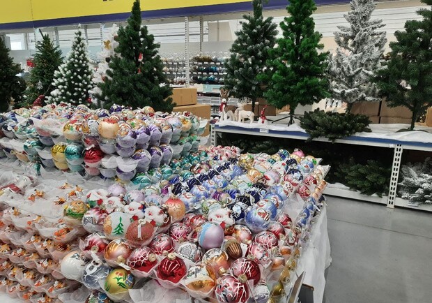 Праздники не за горами: в Одессе уже начали продавать новогодние украшения. Фото Марины Повертайло