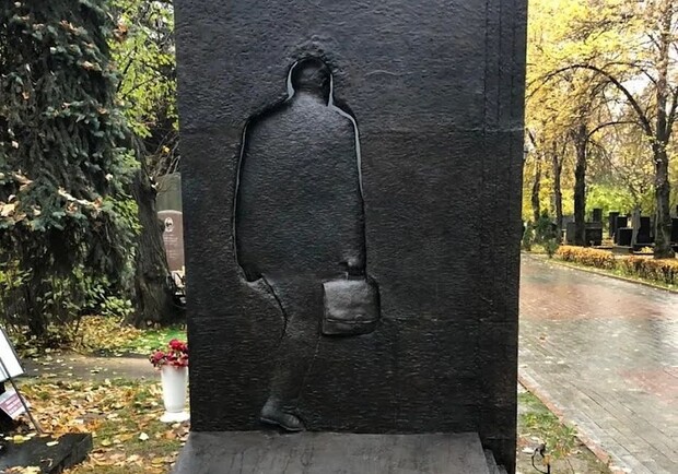 С интересным смыслом: на могиле Жванецкого установили необычный памятник. Фото: instagram.com/pavelkassinskiy_reality