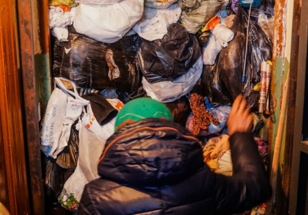 Вскарабкивается на балкон: в Одессе женщина не может зайти домой из-за гор мусора. Фото иллюстративное: 59.ru
