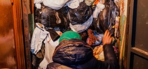 Вскарабкивается на балкон: в Одессе женщина не может зайти домой из-за гор мусора