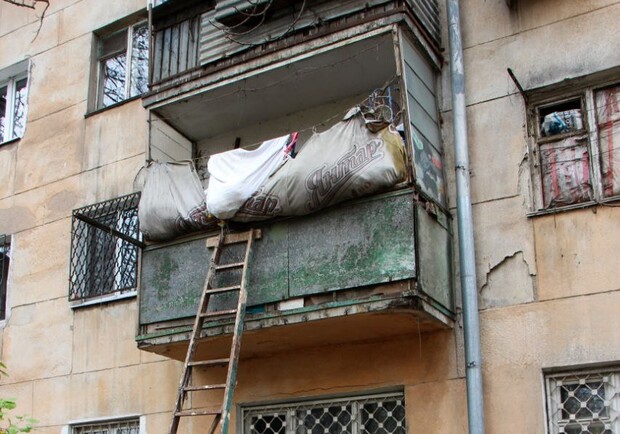 Чистят квартиру в четвертый раз: что известно о женщине с лестницей на балконе. Фото: usionline.com