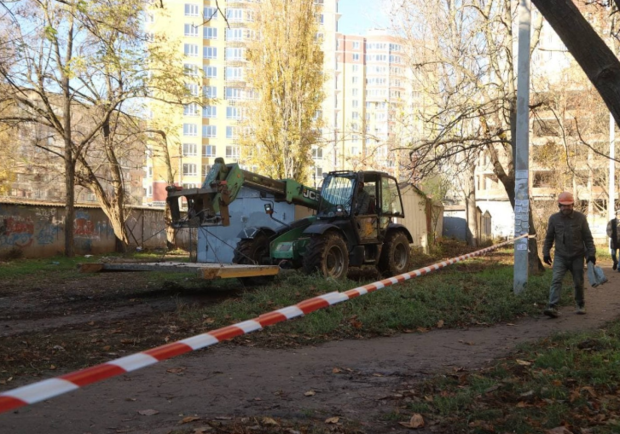 В Одессе застройщик забрал у людей двор и перекрыл проход к школе: что известно. Фото: dumskaya.net