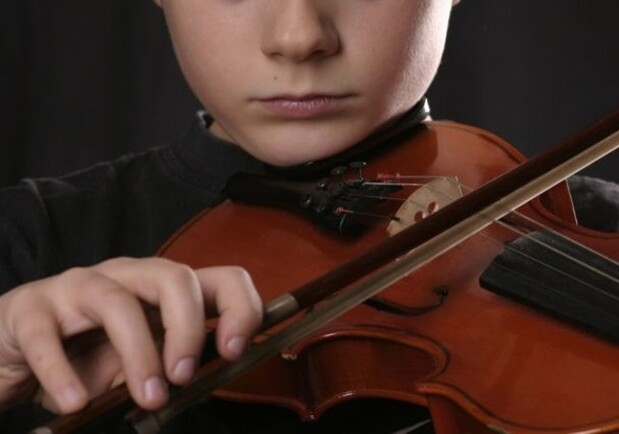 Ночью играл на скрипке для прохожих: в Одессе накажут родителей 10-летнего мальчика. Фото: globallookpress.com