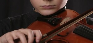 Ночью играл на скрипке для прохожих: в Одессе накажут родителей 10-летнего мальчика