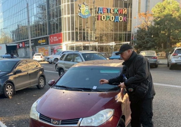 Никаких "елочек": на Черняховского будут дежурить инспекторы по парковке. Фото: dumskaya.net