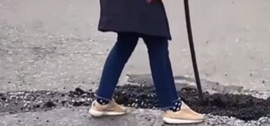 Залатать нельзя оставить: на Куреневке произошел скандал из-за дорожной ямы