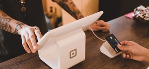 У Львові парочка знайшла банківську картку та влаштувала собі шопінг