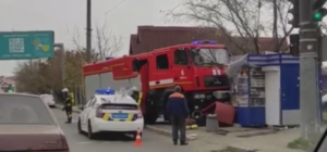 В Одессе пожарная машина врезалась в сигаретный киоск: видео момента аварии