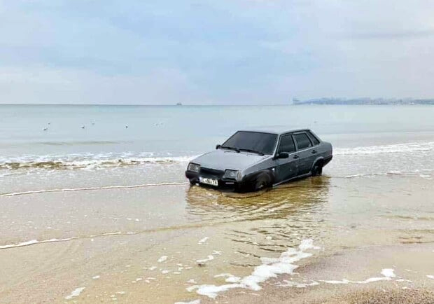 В Одессе автолюбитель заехал прямо в море. 