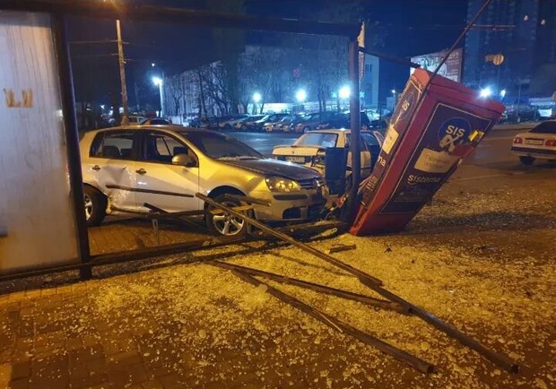 В Одессе автомобиль врезался в остановку общественного транспорта. 