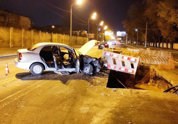 В Одессе авто снесло дорожные ограждения: пострадали три человека. 