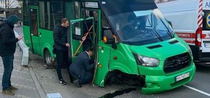 Под Киевом маршрутка с пассажирами влетела в отбойник и потеряла колесо