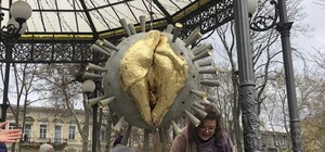 В Городском саду Одессы появилась скульптура с женскими половыми органами