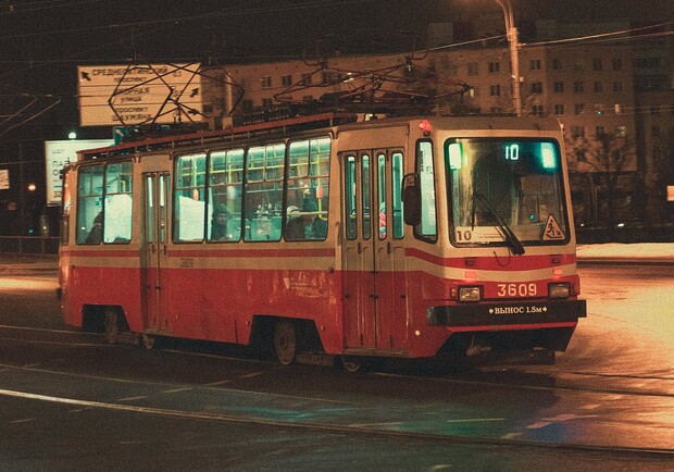 В Одессе неизвестные попали в окно трамвая банкой из-под Nutella. 