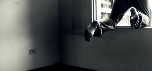 На Таирова из окна восьмого этажа выпал мужчина