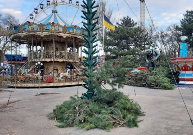 В центре Одессы начали устанавливать новогоднюю елку. 